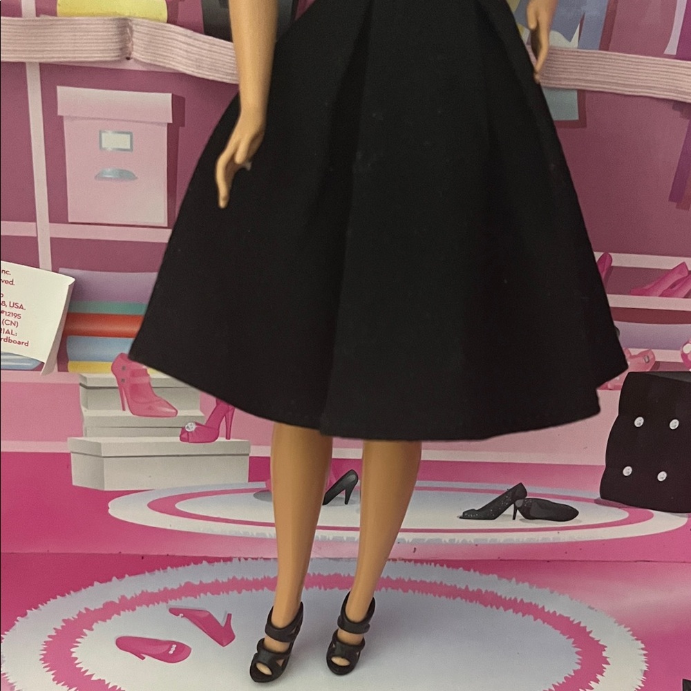 Barbie with Elegant Black Dress, necklace, earrings and matching shoes! - Picture 4 of 7